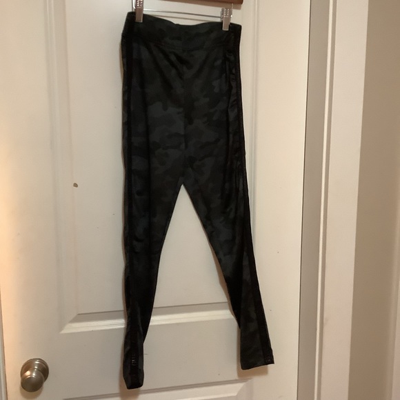 GUESS Leggings, Camouflage w/guess logo tape detail on side - Picture 2 of 8